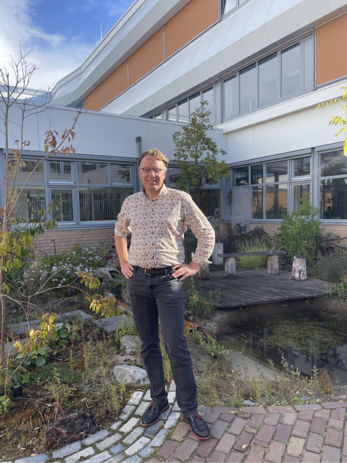 Laas Terpstra over lesgeven en diversiteit in de klas: ‘Ik wilde predikant worden, nu leer ik studenten omgaan met verschillen’ 