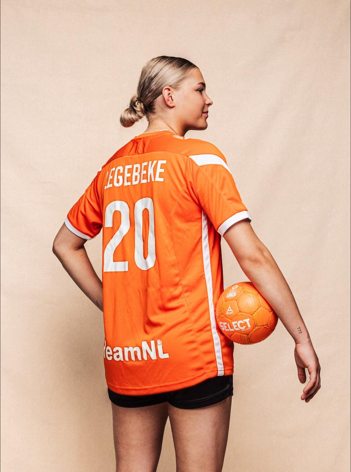 Drie keer dezelfde blessure: hoe Isah Legebeke blijft vechten voor haar handbaldroom