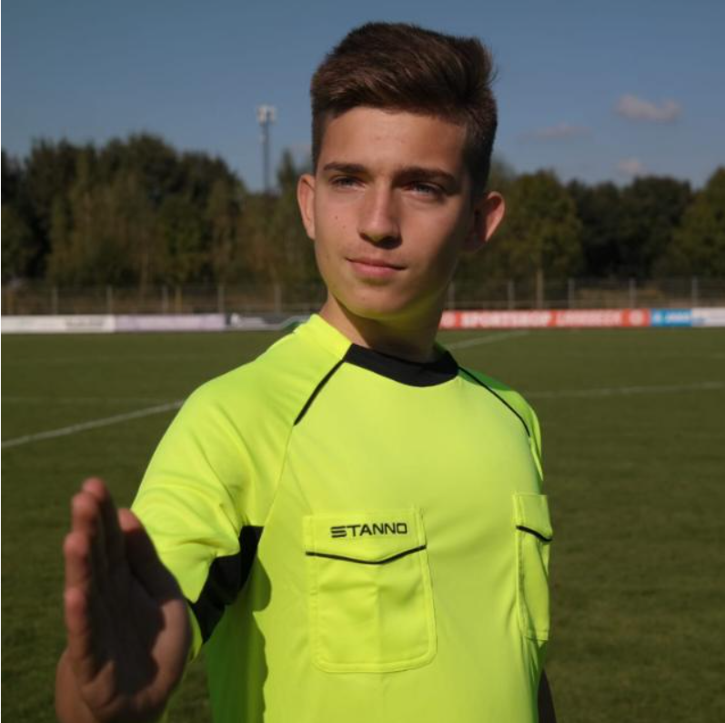 Niels (17) wil betaald voetbal fluiten: ‘Je bent de baas op het veld’ 