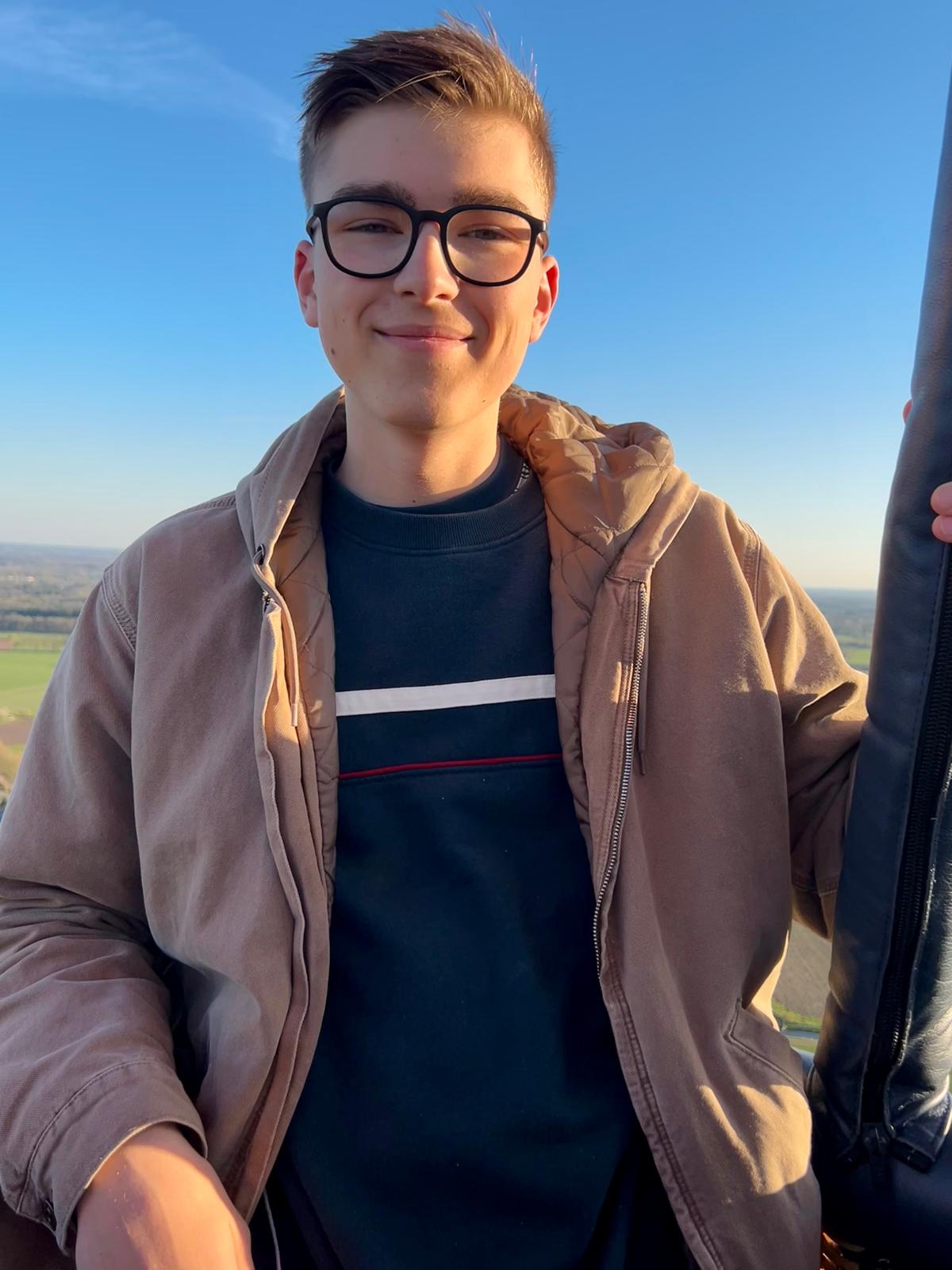 “Ik ben gewoon Antonie en ik heb kanker” – hoe Antonie (18) het leven vastgrijpt ondanks alles 