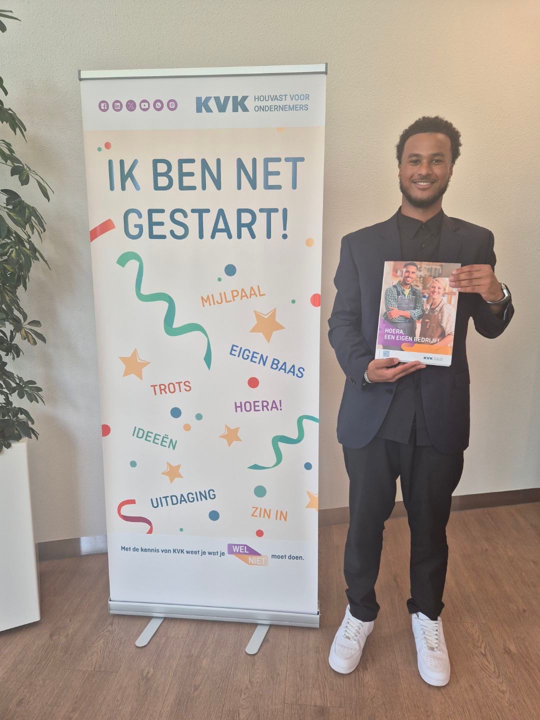 Gideon (18) woont al vanaf zijn dertiende op zichzelf, en start nu zijn eigen kledingbedrijf op: ”Blij met de keuzes die ik heb gemaakt.” 