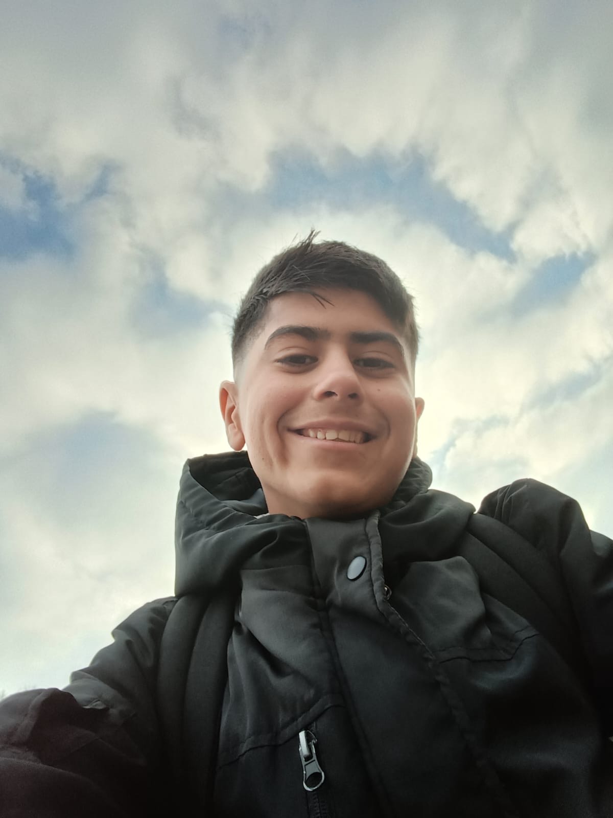 Tussen wachten en dromen: Akram (13) over het leven in het AZC en zijn liefde voor voetbal