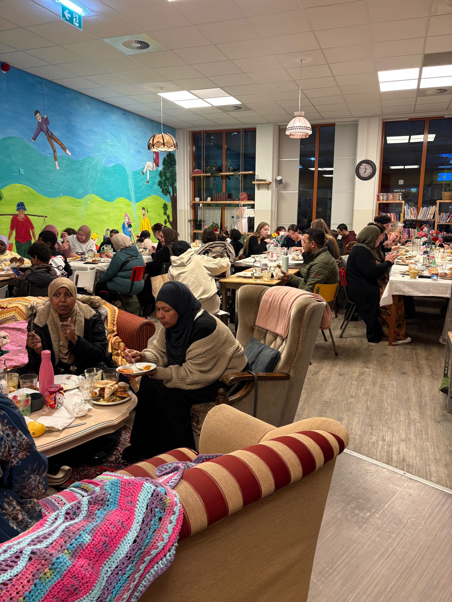 Het restaurant zonder salaris: hier koken vrijwilligers voor de buurt